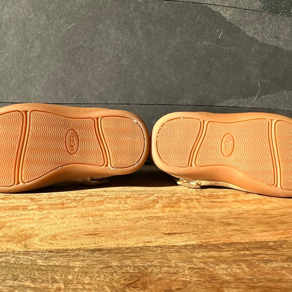 Toddler easy on uggs size 6. - Picture 3 of 3